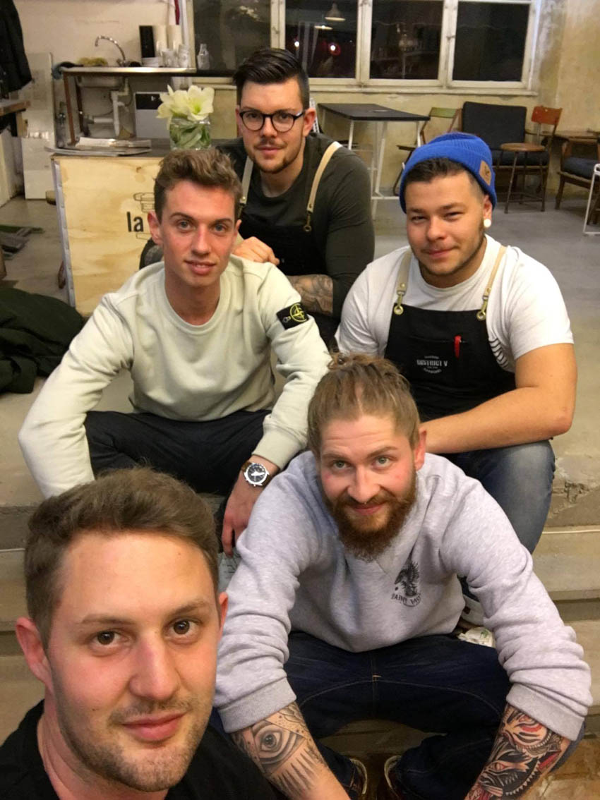 Fünf Freunde und ein Café